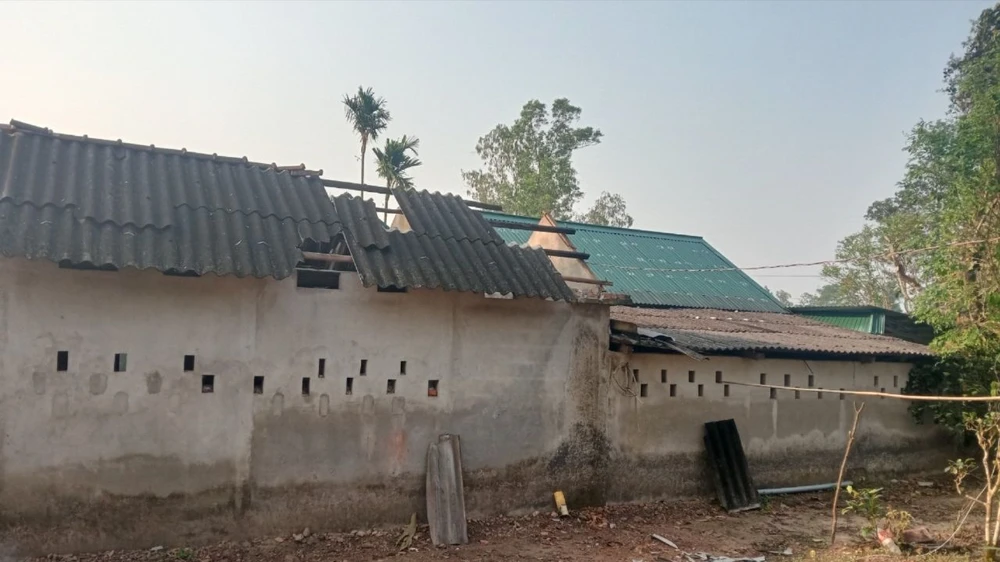 Nhiều căn nhà bị tốc mái do giông lốc gây ra. Ảnh: BT Dông lốc liên tiếp xảy ra ở quảng trị