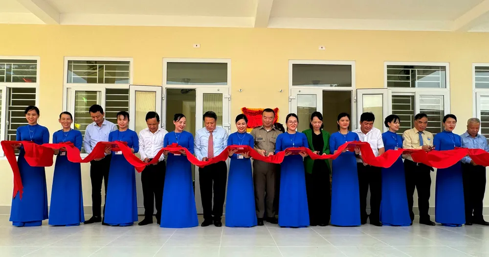Lãnh đạo UBND tỉnh Quảng Trị cùng đại diện Bộ Tư lệnh Ấn Độ Dương - Thái Bình Dương Hoa Kỳ cắt băng khánh thành Trường Mầm non Triệu Thuận Bộ tư lệnh Ấn Độ Dương - Thái Bình Dương