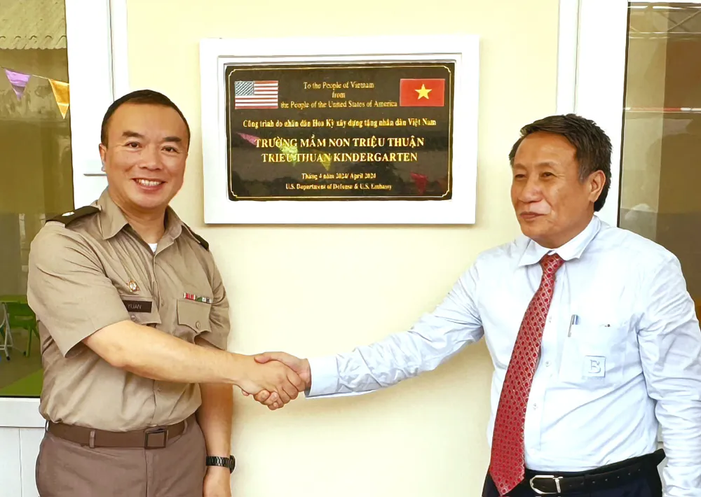 Trung tá Wei Yuan, Trưởng Văn phòng Hợp tác Quốc phòng Hoa Kỳ cùng ông Hà Sỹ Đồng, Phó Chủ tịch UBND Tỉnh Quảng Trị tại lễ khánh thành Trường Mầm non Triệu Thuận quang-tri-tiep-nhan-truong-mam-non-do-bo-tu-lenh-an-do-duong-thai-binh-duong-cua-hoa-ky-tai-tro- (2).jpg