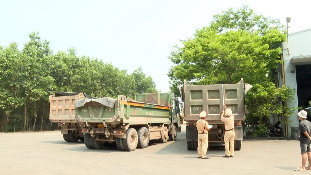 cong-an-thua-thien-hue-xu-ly-hang-tram-xe-qua-kho-qua-tai (2).jpg