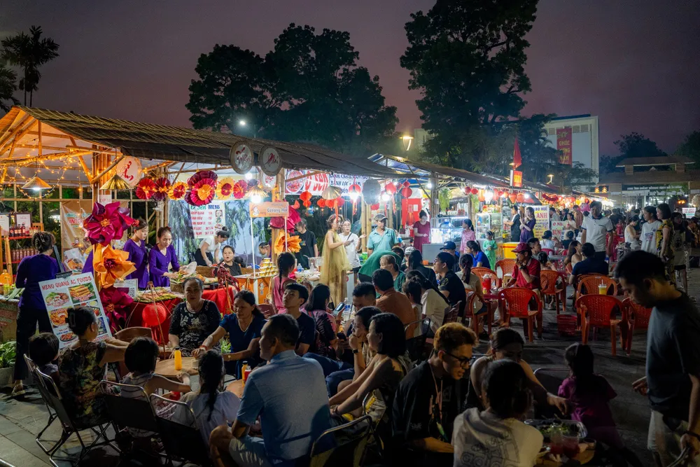 Du khách thích thú trải nghiệm các món ẩm thực. Ảnh: Đ.HOÀNG am-thuc-3-mien-hut-khach-trong-ngay-nghi-le (10).jpg