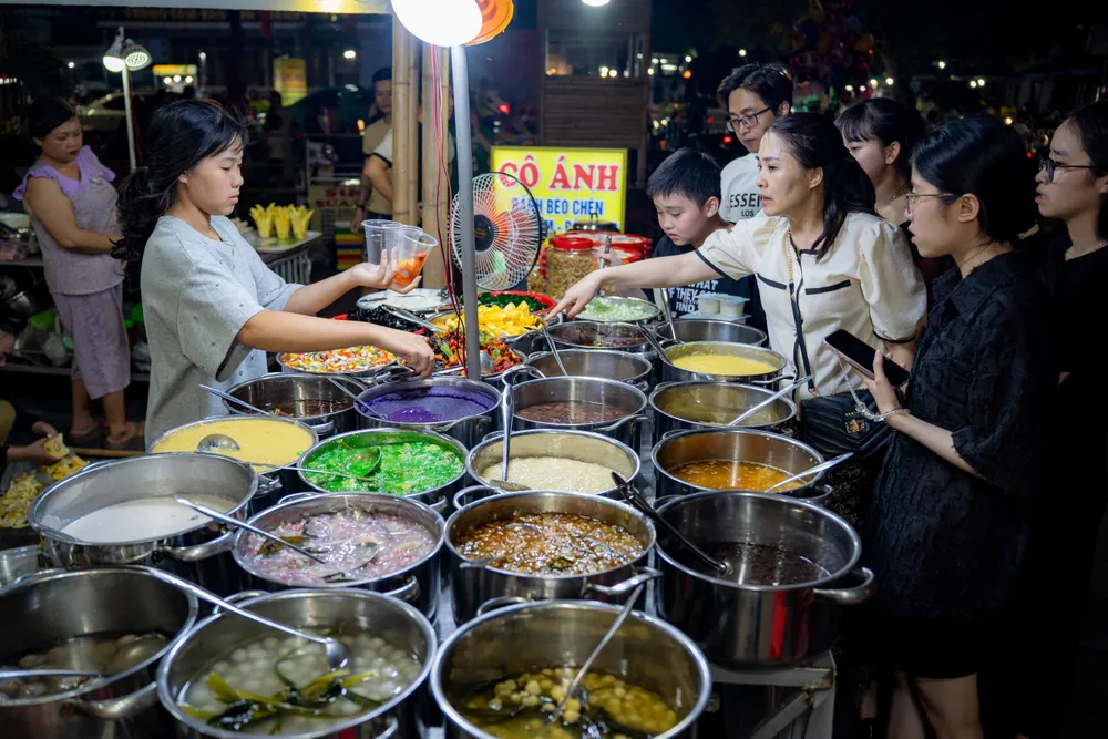 Các món chè Huế thu hút đông đảo du khách đến thưởng thức. Ảnh: Đ.HOÀNG ẩm thực