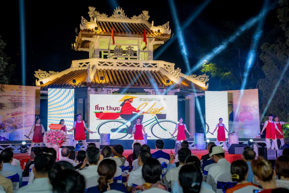 Khai mạc tuần lễ ẩm thực Ẩm thực Huế với bốn phương. Ảnh: Đ.HOÀNG am-thuc-3-mien-hut-khach-trong-ngay-nghi-le (2).jpg