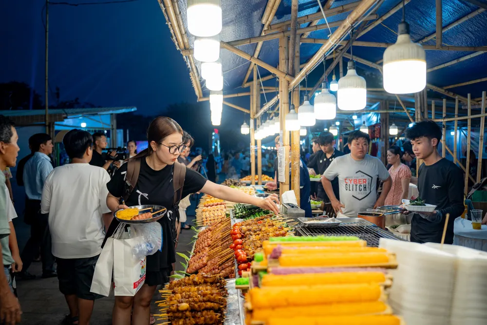 Người dân thưởng thức ẩm thực tại chương trình. Ảnh: Đ.HOÀNG. am-thuc-3-mien-hut-khach-trong-ngay-nghi-le (4).jpg