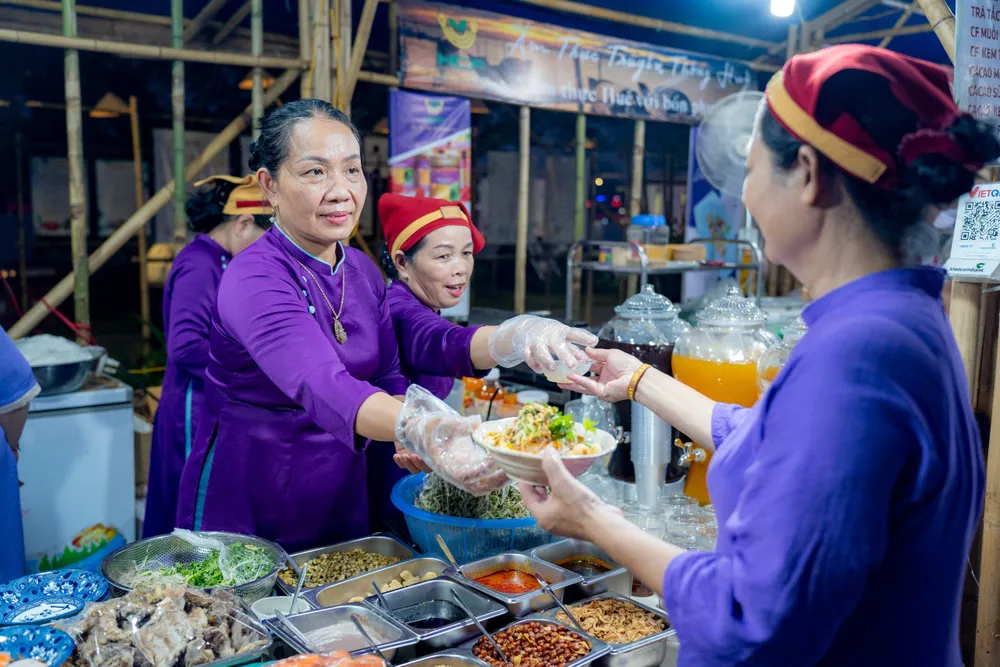 80 gian hàng với hơn 200 món ăn quy tụ tại chương trình. Ảnh: Đ.HOÀNG am-thuc-3-mien-hut-khach-trong-ngay-nghi-le (7).jpg