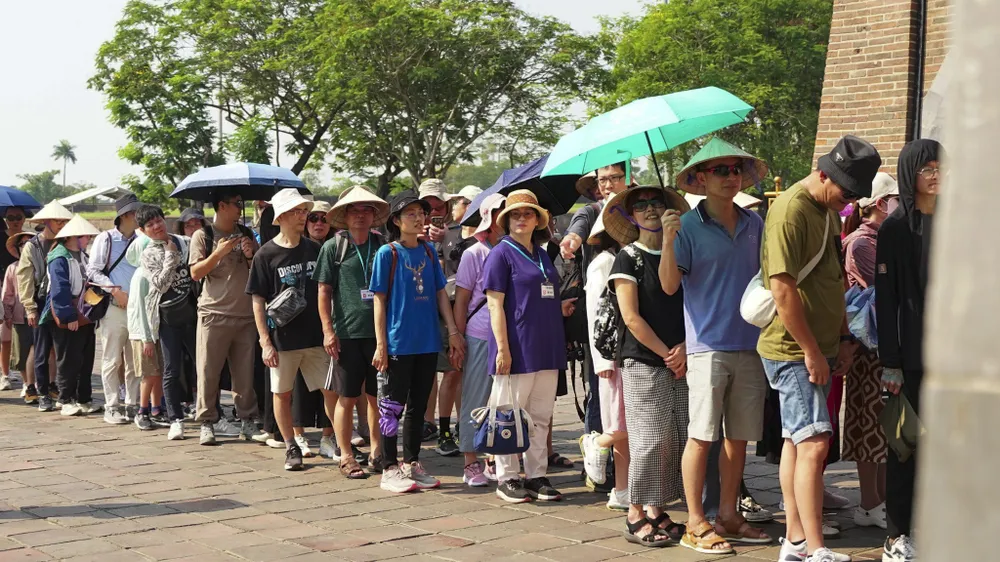 du-khach-tham-quan-dai-noi-hue-ngay-le-7.jpg
