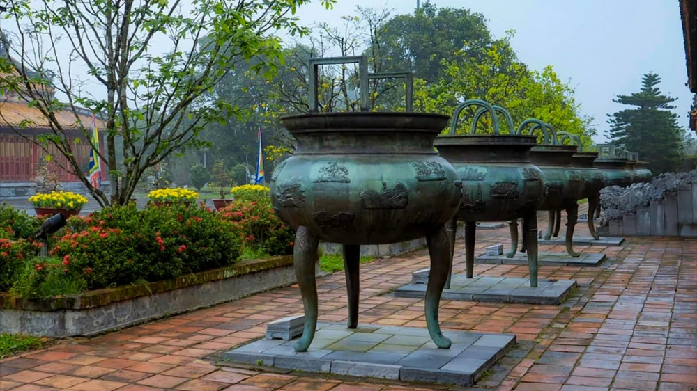 Những bản đúc nổi trên cửu đỉnh Hoàng Cung Huế. Ảnh: ĐÌNH HOÀNG Bản đúc nổi trên Cửu đỉnh Hoàng cung Huế được vinh danh là di sản tư liệu thế giới