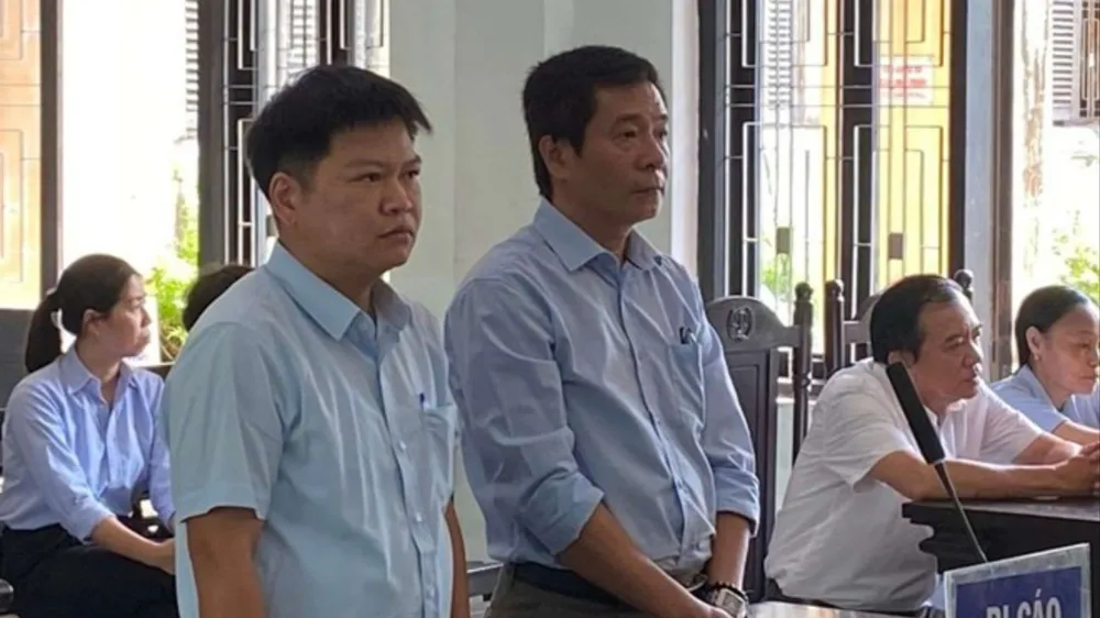 Bị cáo Hoàng Văn Đức và Hà Thúc Nhật tại phiên tòa. Ảnh: N.MINH CDC thừa thiên huế