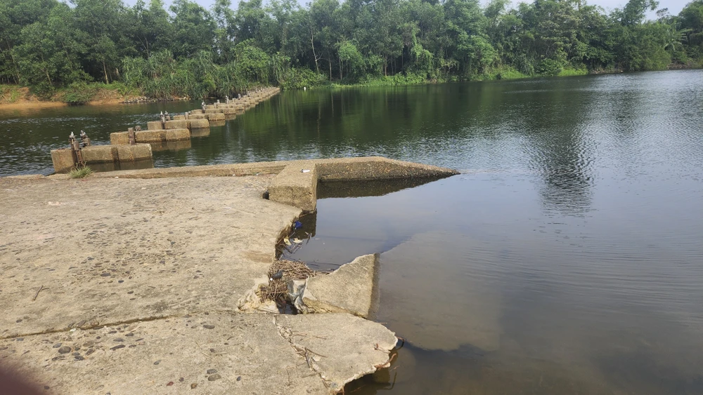 Vị trí đập ngăn mặn bị hư hỏng sau mùa mưa lũ năm 2023. Ảnh: NGUYỄN DO quang-tri-lo-ngai-vi-dap-ngan-man-khong-ngan-duoc-man-4.jpg