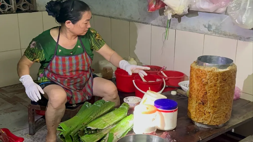 Bà Nguyễn Thị Huệ sản xuất, buôn bán chả chứa hàn the. Ảnh: BT Chứa hàn the