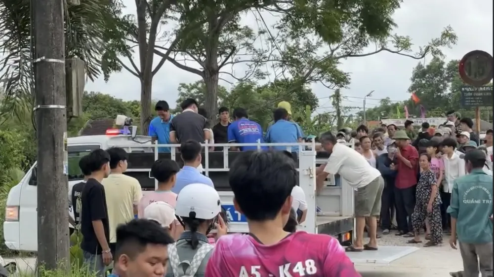 Ngồi trên thành cầu, nam thanh niên không may bị rơi xuống sông, đuối nước tử vong. Nam thanh niên rơi xuống sông tử vong
