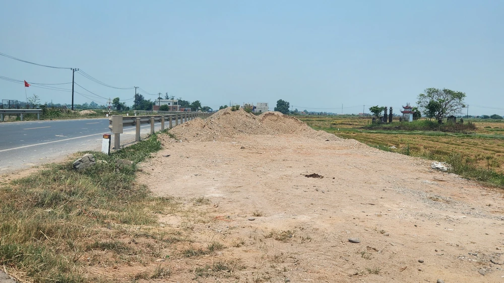 Một số đoạn đường đã được đơn vị thi công san gạt mặt bằng. Ảnh: NGUYỄN DO du-an-mo-rong-quoc-lo-9-ra-sao-sau-hon-1-nam-bi-cat-von (1).jpg
