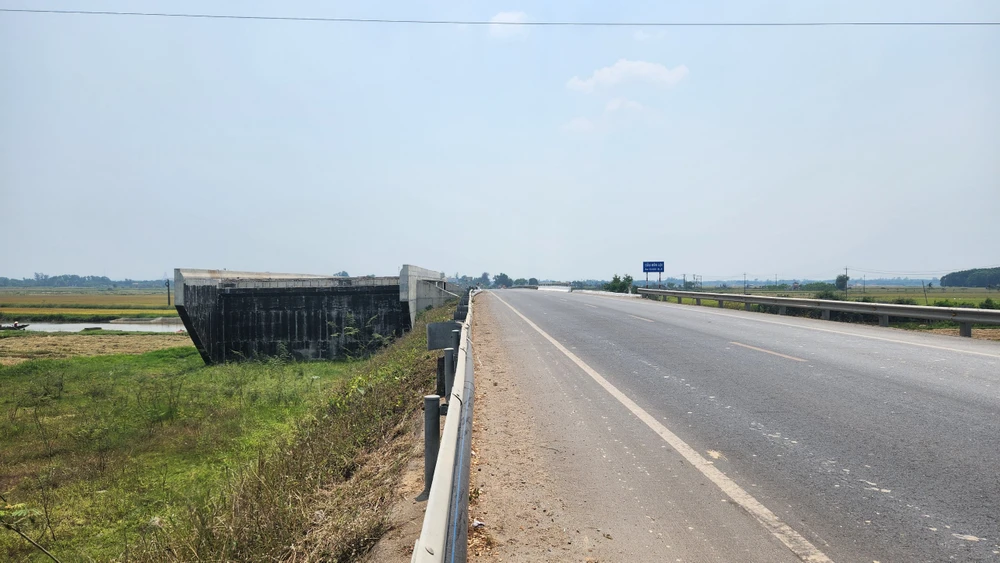 Dự án nâng cấp, mở rộng Quốc lộ 9 dang dở sau hơn 1 năm bị cắt vốn. Ảnh: NGUYỄN DO du-an-mo-rong-quoc-lo-9-ra-sao-sau-hon-1-nam-bi-cat-von (2).jpg