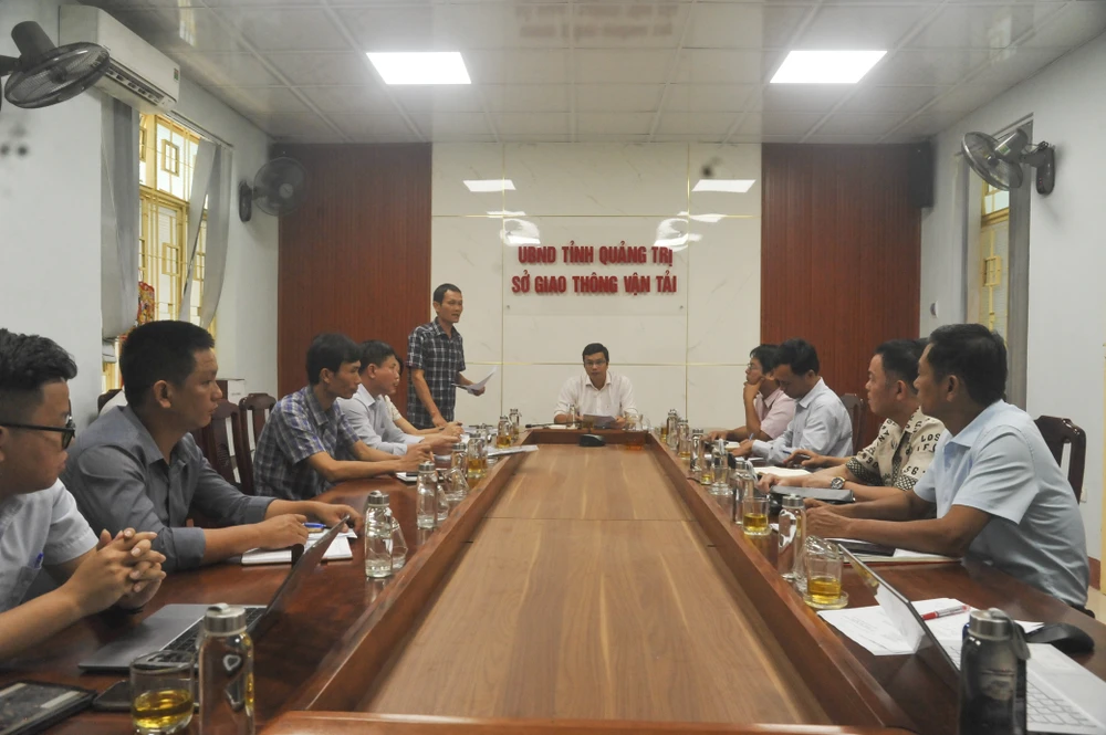 Sở GTVT tỉnh Quảng Trị tổ chức cuộc họp giải quyết vấn đề bồi lấp luồng lạch vào cảng cá Cửa Tùng. Ảnh: NGUYỄN DO Cửa biển cửa tùng bị bồi lấp