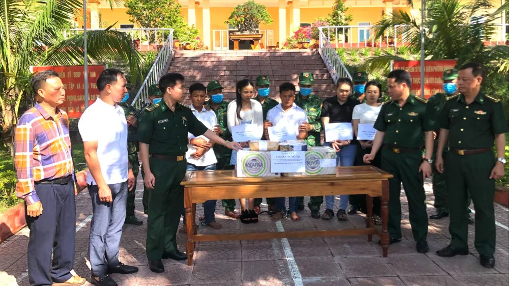Lực lượng chức bắt 5 người vận chuyển 100 bánh heroin từ Lào về Việt Nam tiêu thụ. Ảnh: PHƯỚC TRUNG Bắt 5 người vận chuyển 100 bánh heroin