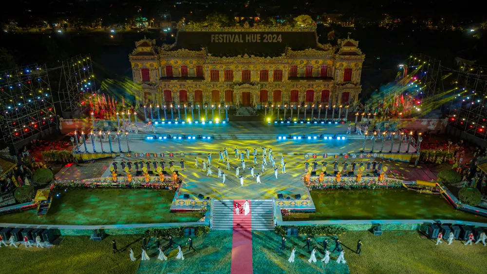 Chương trình Lễ bế mạc tuần lễ Festival nghệ thuật Quốc tế Huế 2024. Ảnh: ĐÌNH HOÀNG Chương trình Lễ bế mạc tuần lễ Festival nghệ thuật quốc tế Huế 2024