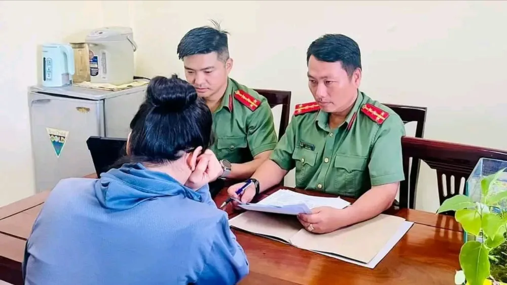 Lực lượng chức năng làm việc với người phụ nữ đưa tin sai về về việc bộ hành của ông Thích Minh Tuệ. Ảnh: BT Sư minh tuệ