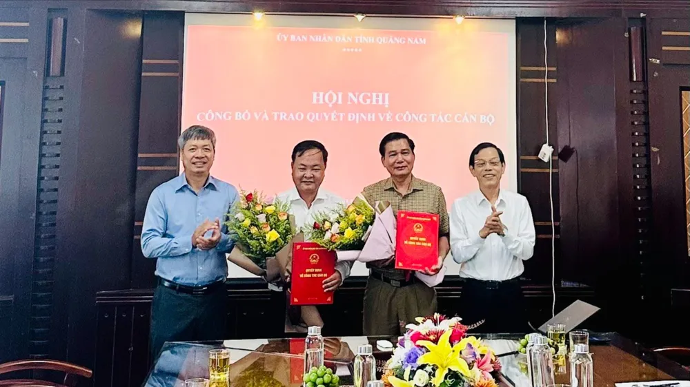 Ông Nguyễn Hồng Quang và ông Lê Vũ Thương nhận quyết định điều động, bổ nhiệm cán bộ. tỉnh quảng nam bổ nhiệm 2 cán bộ