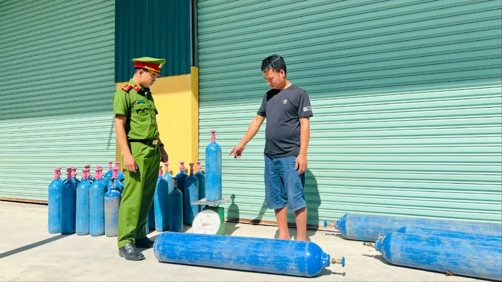 Lực lượng chức năng phát hiện, thu giữ 37 bình khí cười. Ảnh: C.QUANG 37 bình khí cười