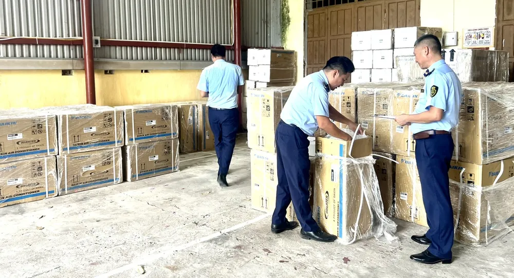 Lực lượng Quản lý thị trường kiểm tra, phát hiện 50 bộ điều hòa nhiệt độ không rõ nguồn gốc. Ảnh: QLTTQT 50 bộ điều hòa nhiệt độ