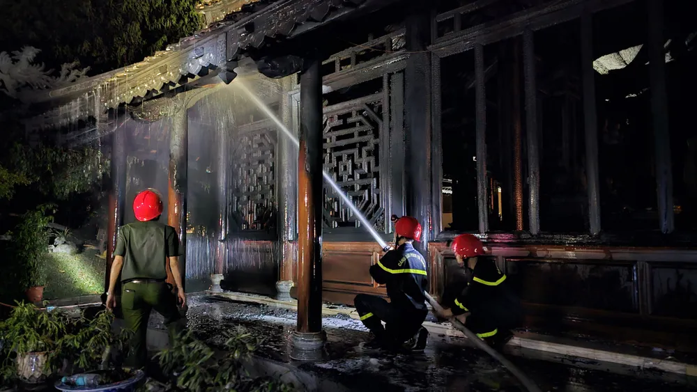 Lực lượng chức năng có mặt tại hiện trường để dập lửa. Ảnh: N.DO Ngôi chùa ở Huế bị cháy
