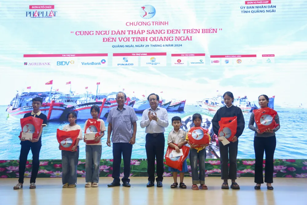 Toàn cảnh chương trình 'Cùng ngư dân thắp sáng đèn trên biển' tại Quảng Ngãi