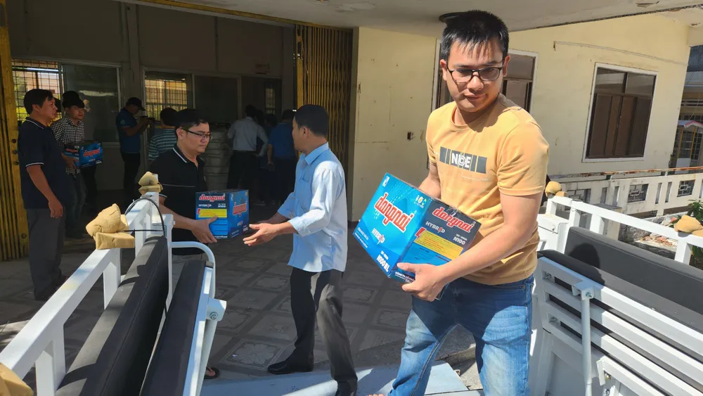 Những phần quà được địa phương tiếp nhận để trao tận tay các gia đình ngư dân. chum-anh.jpg