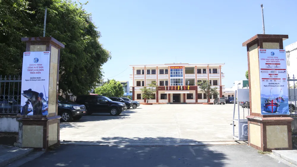 14 giờ chiều nay (29-6), Báo Pháp Luật TP.HCM phối hợp với UBND tỉnh Quảng Ngãi tổ chức Chương trình "Cùng ngư dân thắp sáng đèn trên biển". Quảng Ngãi là địa phương có biển thứ 13 mà báo Pháp Luật TP.HCM tổ chức chương trình chum-anh-cung-ngu-dan-thap-sang-den-tren-bien-11.jpg