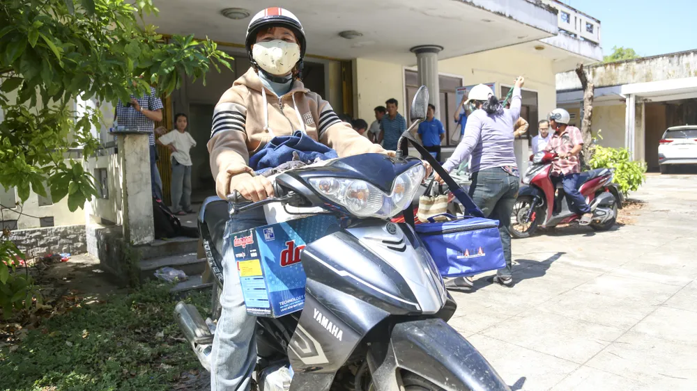 Người dân vui mừng chở những phần quà về nhà. chum-anh-cung-ngu-dan-thap-sang-den-tren-bien-13.jpg