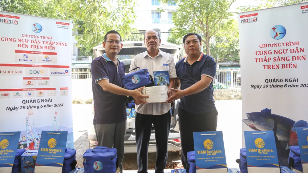 Sáng nay, 150 phần quà được Ban tổ chức trao cho đại diện các địa phương để trao tận tay cho bà con ngư dân. 50 phần quà còn lại sẽ được trao tại chương trình vào lúc 14 giờ chiều nay. chum-anh-cung-ngu-dan-thap-sang-den-tren-bien-14.jpg