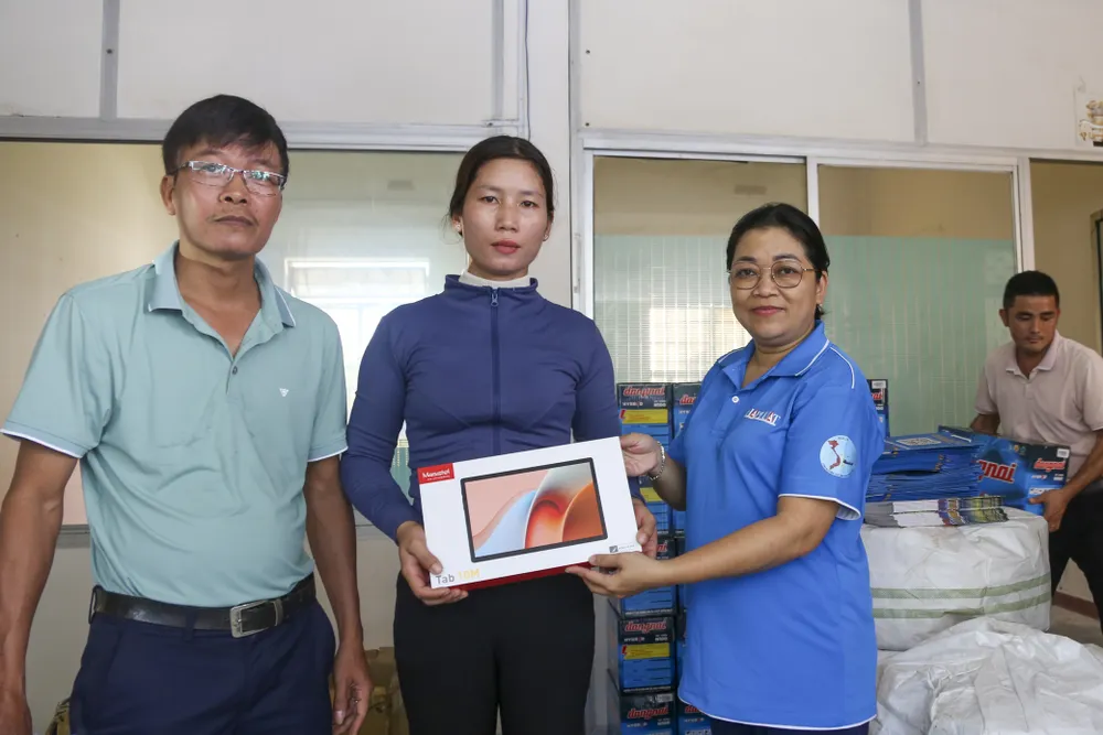 Đại diện ban tổ chức trao máy tính bảng cho phụ huynh học sinh huyện Bình Sơn. chum-anh-cung-ngu-dan-thap-sang-den-tren-bien-3.jpg