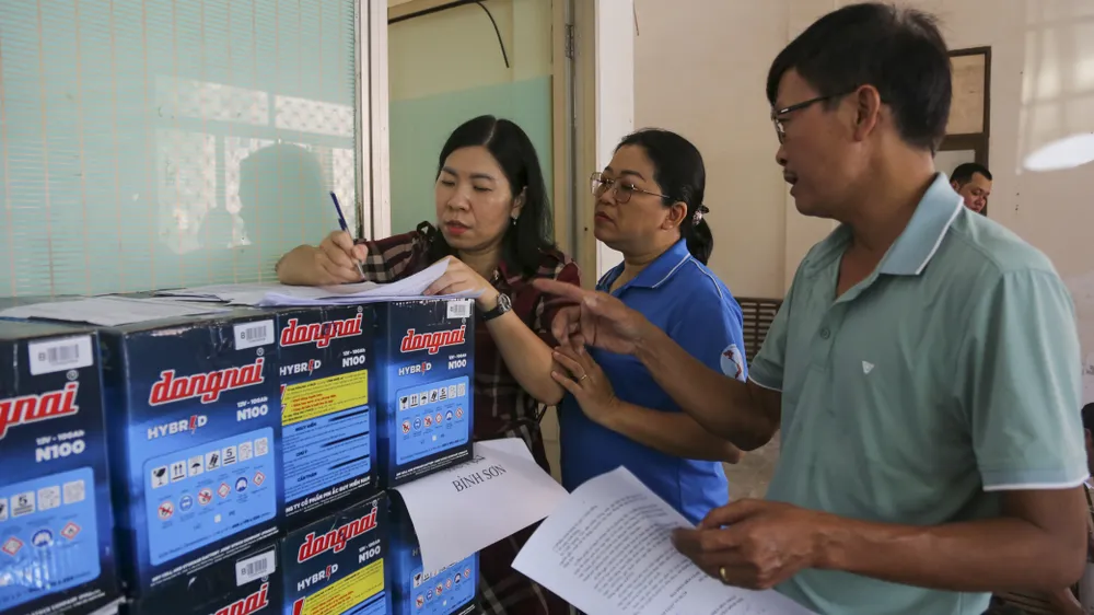 Tại Quảng Ngãi ban tổ chức trao tặng 200 phần quà cho ngư dân (mỗi phần quà trị giá hơn 5 triệu đồng), gồm: Bình acquy, bóng đèn led, túi thuốc, cẩm nang "Những điều cần biết về đánh bắt hải sản", hộp combo pin con ó, cuộn dây thừng chuyên dụng và phiếu mua hàng trị giá 1 triệu đồng. Cùng ngư dân thắp sáng đèn trên biển