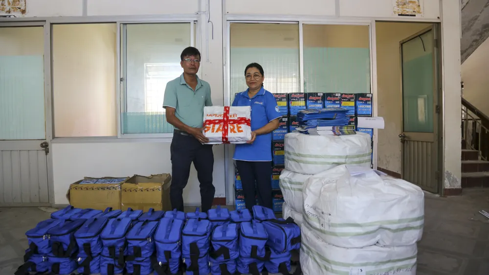Chương trình tại tỉnh Quảng Ngãi, Ban tổ chức cũng trao tặng 25 suất học bổng dành tặng các em học sinh các gia đình bà con ngư dân vượt khó học giỏi. Đồng thời trao thêm 1 suất học bổng đặc biệt dành cho 1 học sinh có hoàn cảnh khó khăn, có điểm tiếng Anh cao nhất. Cạnh đó, Ban tổ chức trao 5 máy tính bảng kèm dụng cụ học tập cho 5 học sinh vượt khó học giỏi tại địa phương. chum-anh-cung-ngu-dan-thap-sang-den-tren-bien-5.jpg