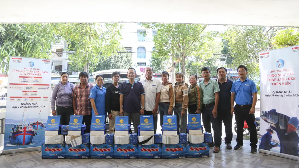 Người dân vui mừng khi tiếp nhận những phần quà từ đại diện Ban tổ chức chương trình "Cùng ngư dân thắp sáng đèn trên biển". chum-anh-cung-ngu-dan-thap-sang-den-tren-bien-7.jpg