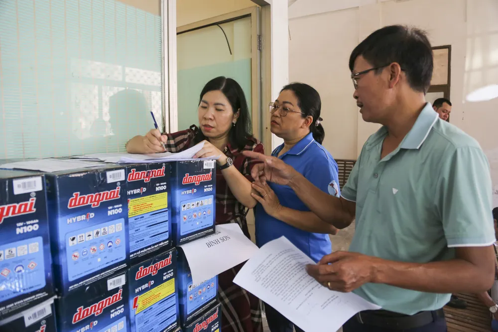Ban tổ chức làm thủ tục trao phần quà cho đại diện các địa phương để trao tận tay cho người dân. Ảnh: B.THIÊN cung-ngu-dan-thap-sang-den-tren-bien-2.jpg
