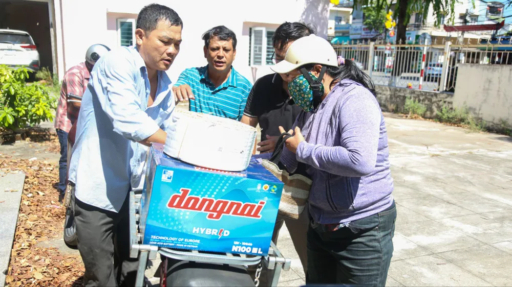 cung-ngu-dan-thap-sang-den-tren-bien-3.jpg