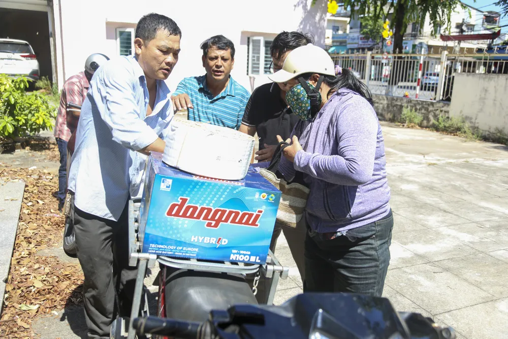 Ngư dân vui khi nhận phần quà của chương trình. Ảnh: NGUYỄN DO cung-ngu-dan-thap-sang-den-tren-bien-3.jpg