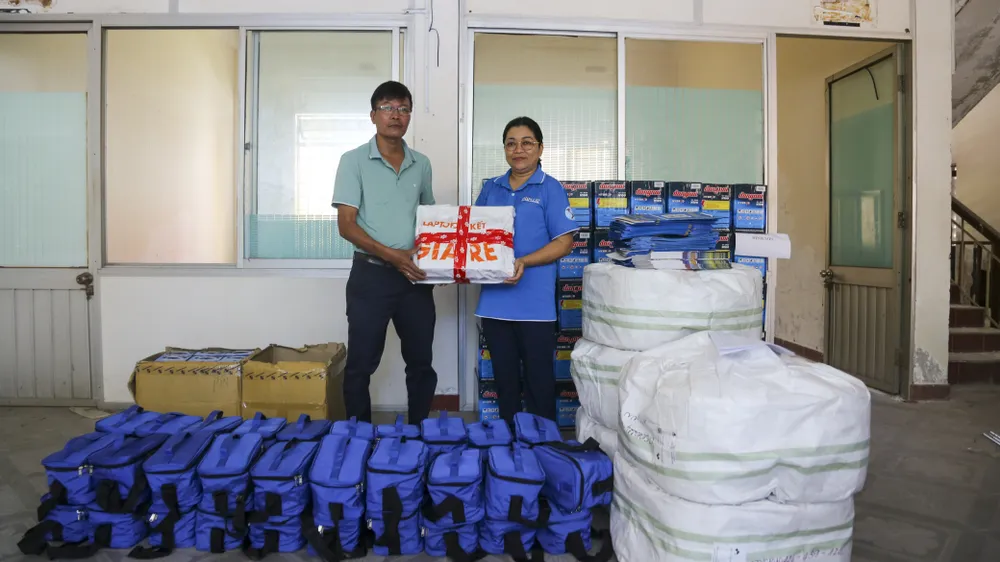Đại diện huyện Bình Sơn nhận 5 máy tính bảng mà Chương trình trao tặng cho 5 học sinh của huyện này. Ảnh: B.THIÊN cung-ngu-dan-thap-sang-den-tren-bien-4.jpg