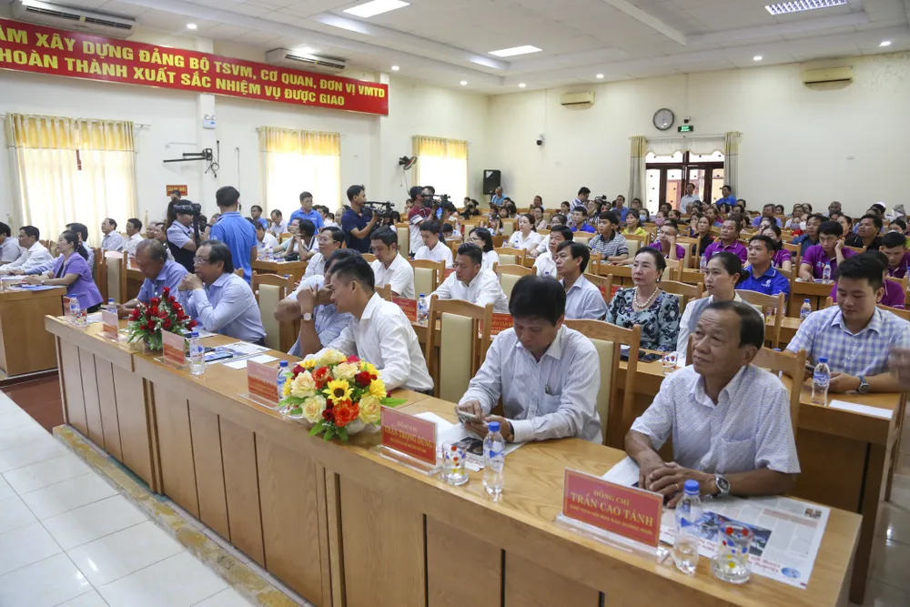 Toàn cảnh hội trường Chương trình "Cùng ngư dân thắp sáng đèn trên biển tại Quảng Ngãi". cung-ngu-dan-thap-sang-den-tren-bien-quang-ngai-3.jpg