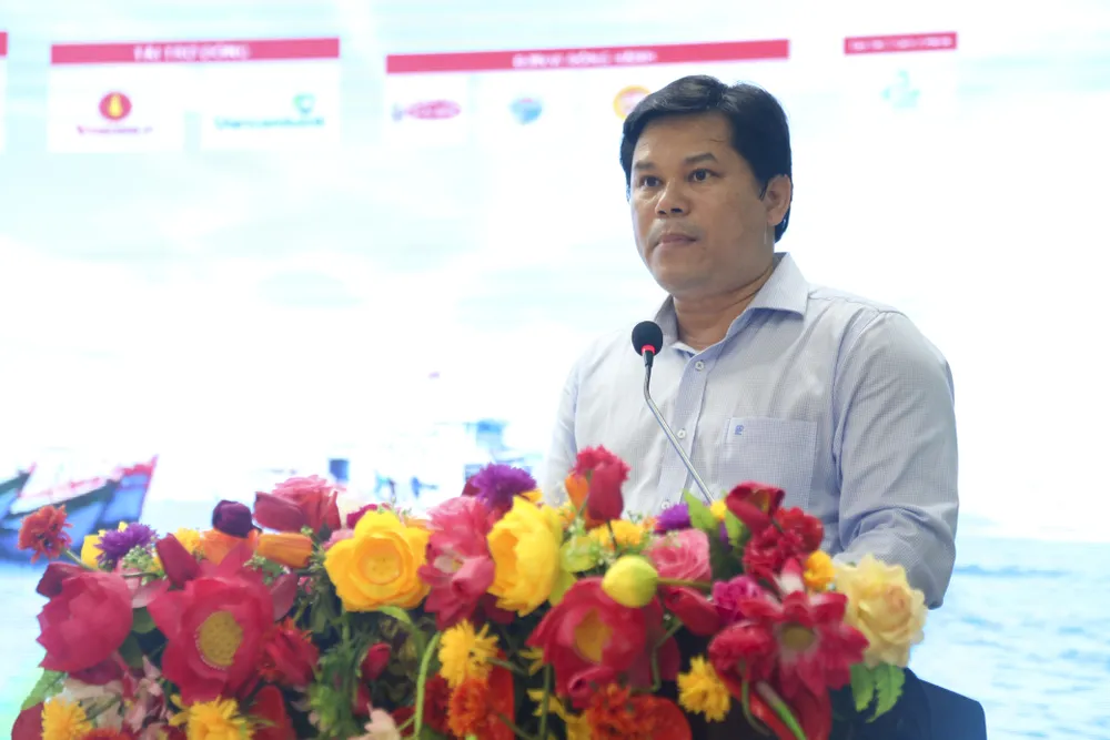 Ông Trần Phước Hiền, Phó Chủ tịch UBND tỉnh Quảng Ngãi, phát biểu tại chương trình. cung-ngu-dan-thap-sang-den-tren-bien-quang-ngai-4.jpg