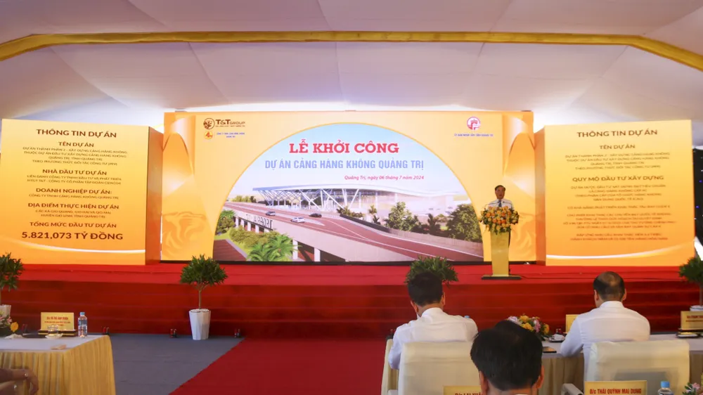 Ông Võ Văn Hưng - Chủ tịch UBND tỉnh Quảng Trị phát biểu tại lễ khai mạc. Ảnh: ND cang-hang-khong-quang-tri-1.jpg