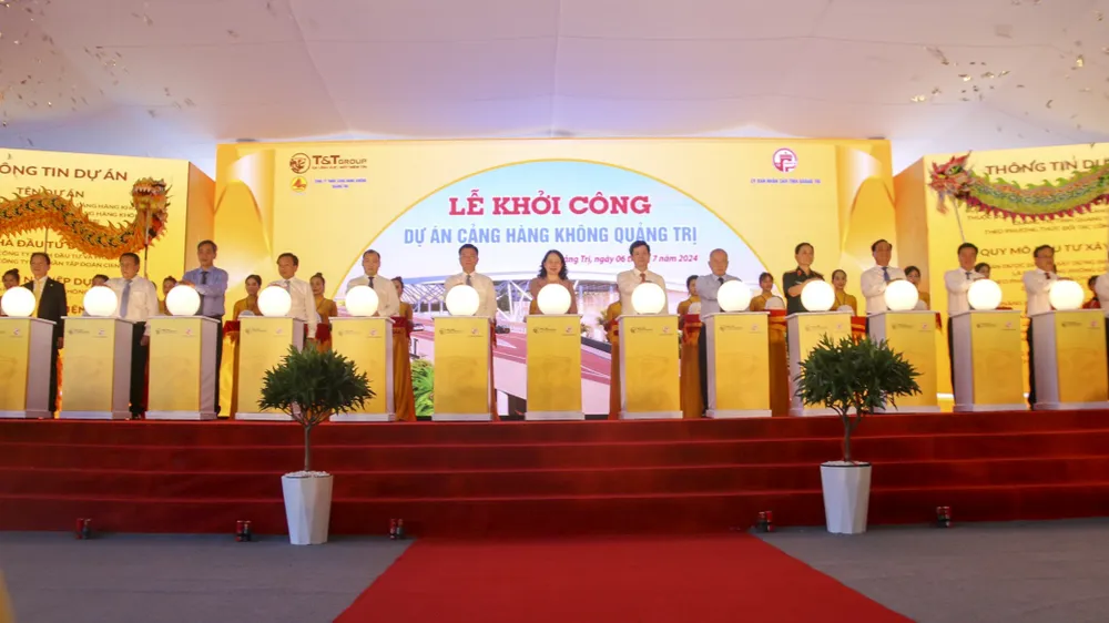 Đại biểu bấm nút khởi công Dự án Cảng hàng không Quảng Trị. Ảnh: ND cảng hàng không quảng trị