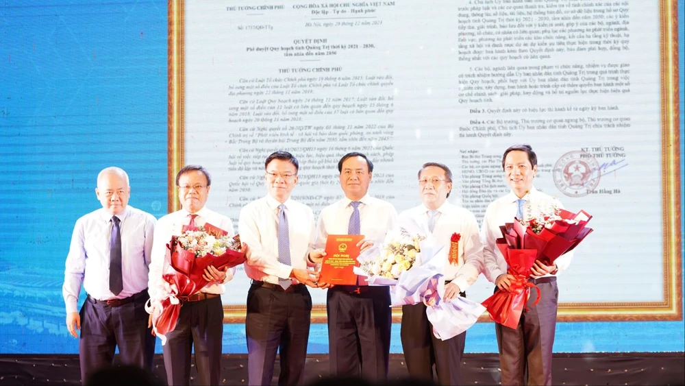 Lãnh đạo tỉnh Quảng Trị nhận quyết định Quy hoạch tỉnh Quảng Trị thời kỳ 2021-2030, tầm nhìn đến năm 2050. Ảnh: ND Công bố quy hoạch tỉnh quảng trị