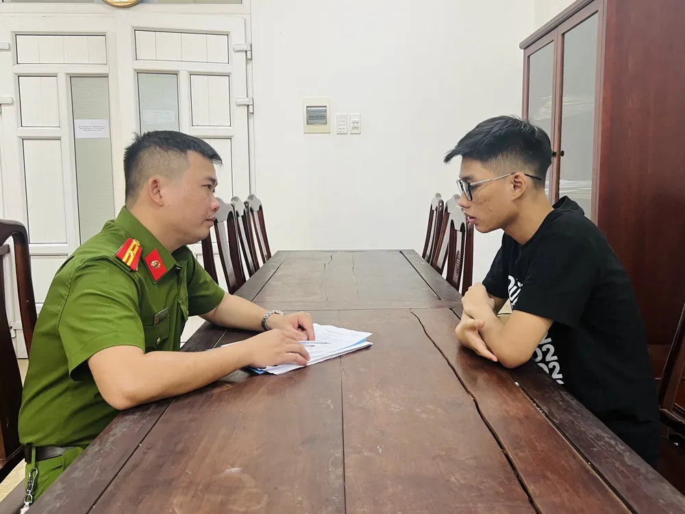 Phan Nguyễn Phước Duy ngoài việc hack facebook để mượn tiền nhiều người nhằm chiếm đoạt tài sản và tàng trữ trái phép chất ma túy. Ảnh: TH hack Facebook để mượn tiền