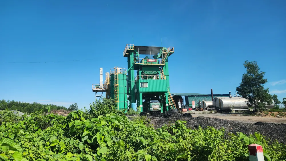 Trạm trộn bê tông của Công ty Cổ phần Đầu tư và Xây dựng 703. Ảnh: NGUYỄN DO trạm trộn bê tông nhựa