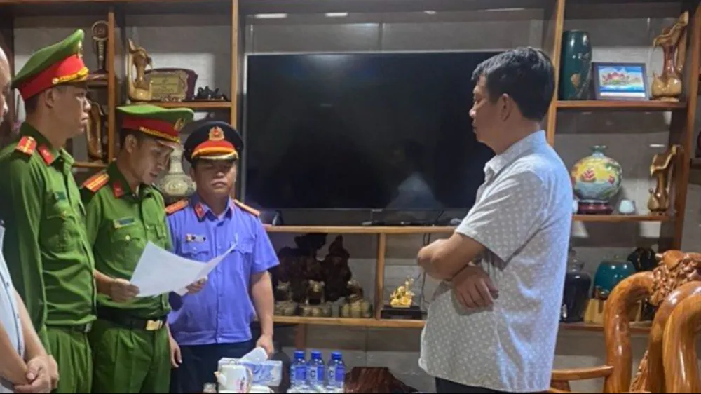 Cơ quan Cảnh sát điều tra đọc Quyết định khởi tố bị can đối với ông Lê Quang Thuận - Phó Chủ tịch huyện Hướng Hóa. Ảnh: CAQT Phó Chủ tịch huyện Hướng Hóa bị khởi tố