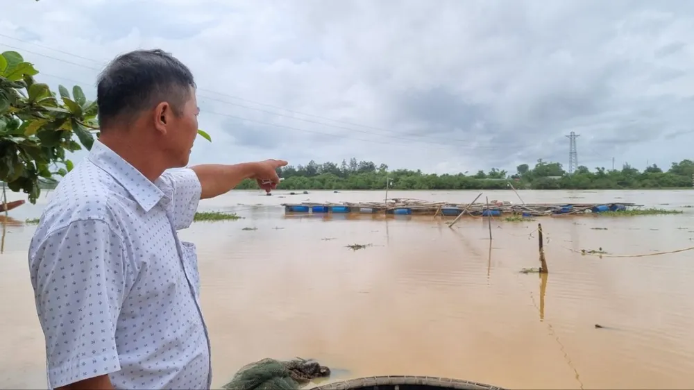 Ông Phan Văn Sỹ kể lại sự việc nước ở thượng nguồn đổ về khiến cá nuôi lồng chết hàng loạt. Ảnh: ND Cá nuôi lồng chết