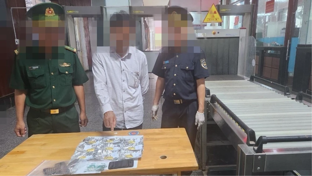 Lực lượng chức năng phát hiện người đàn ông mang theo 9 miếng vàng để vận chuyển trái phép vào Việt Nam. Ảnh: Chi cục HQCK Lao Bảo buoc-9-mieng-vang-gia-tri-hon-2-ti-vao-that-lung-de-nhap-lau-vao-viet-nam.png