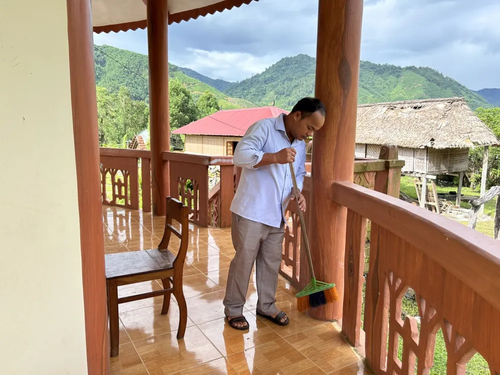 2-mon-qua-y-nghia-tong-bi-thu-nguyen-phu-trong-danh-tang-dong-bao-vung-cao-a-luoi (4).jpg