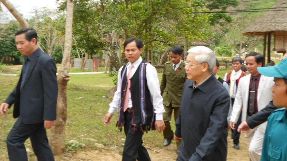 2-mon-qua-y-nghia-tong-bi-thu-nguyen-phu-trong-danh-tang-dong-bao-vung-cao-a-luoi (8).jpg